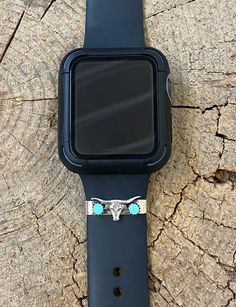 This .925 sterling silver Apple Watch slider, created by Navajo artist Elaine Perry, features a longhorn design set with 2 Kingman turquoise stones. Add a touch of western style to your Apple Watch with this unique and expertly crafted accessory.