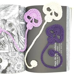 Skull Crochet Bookmark Crochet Crafts For Beginners, Skull Bookmark, Crochet Bookmarks Free Patterns, Easy Crochet Bookmarks, Skull Crochet, Marque-pages Au Crochet, Bookmark Tutorial, Crochet Pour Halloween, Bookmark Crochet