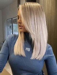 Haircuts For Thinner Hair Straight, Hair Cuts Ideas Blonde Straight, Beige Blonde Medium Length Hair, Blonde Hair Color Ideas Medium Length Straight, Haircuts For Athletes Woman, Long Curtain Bangs Round Face Side Part, Mollymae Hair, Haircut Ideas Straight Hair Medium, Haircuts Women 2023