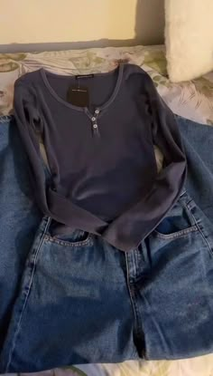 Black Sleeve Shirt Outfit, Dark Coquette Outfits Pants, Pretty School Outfits, Down Town Girl Outfits, Henley Top Outfit, Summer Fall Outfits, Elena Gilbert Outfits, Thermal Outfit, Twilight Outfits