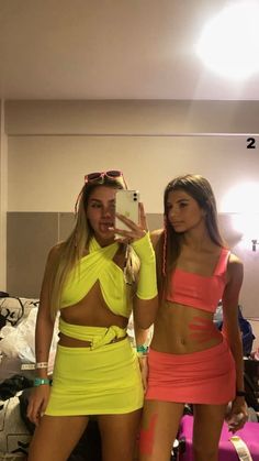 Neon Dress Outfit, Neon Party Dresses, Outfit Bizarro, Neon Pink Prom Dress, Neon Outfits Party, Bariloche Outfits, Neon Party Outfits, Neon Yellow Dresses, Neon Green Dresses