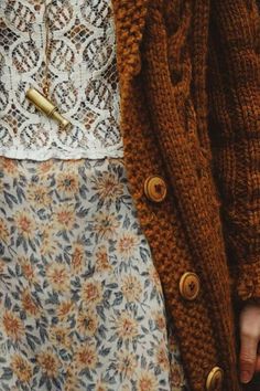 Mode Style Anglais, Cottagecore Outfits, Cottagecore Fashion, Couture Mode, Back To Nature, Autumn Aesthetic, Look Vintage, And Dresses