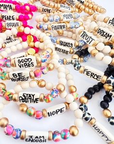 Word Beaded Bracelets, Painted Mailboxes, Affirmation Bracelets, Job Clothes, Painting Glassware, Diy Bracelet Designs, Letter Bracelet, Jewelry Boards, Words Of Affirmation