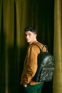 Bag Catalogue, Pose Men, Shooting Bags, Production Photography, Photography Storytelling, Fashion Pose, Mens Bag, Male Models Poses