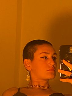 Brown Buzzcut Women, Girls Shaved Head, Aesthetic Buzzcut, Womens Buzzcut, Girls With Buzzcut, Buzzcut Women Aesthetic, Long Buzzcut Women, Growing Out Buzzcut Hairstyles, Shaved Head Girl