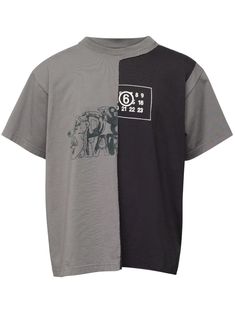 grey/black cotton logo print at the chest graphic print at the chest two-tone design crew neck short sleeves straight hem Luxury Graphic Tees, Casual T-shirt With Contrasting Colors And Graphic Print, Contrast Graphic Print Short Sleeve Top, Contrast Color Graphic Print Short Sleeve Top, Short Sleeve T-shirt With Contrast Panels For Streetwear, Black Cotton T-shirt With Contrast Panels, Short Sleeve Tops With Contrast Panels For Streetwear, Urban Style Gray T-shirt With Logo Print, Raf Simons T Shirt