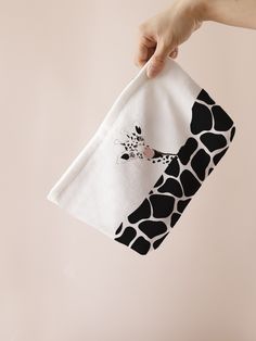 Multicolor  Collar  Polyester  Zippered Pouch Embellished   Beauty Tools Hand Painted Bags, Pencil Case Pattern, Giraffe Crafts