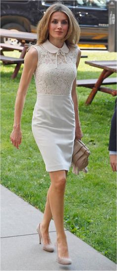 Letizia, lovely in white Princess Letizia, Estilo Real, Collared Dress, Queen Letizia, Work Outfits Women, Royal Fashion, Sewing Dresses, Kate Middleton