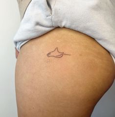 Manta Ray Tattoo Ankle, One Line Manta Ray Tattoo, Dainty Manta Ray Tattoo, Small Ray Tattoo, Fineline Dolphin Tattoo, Cute Manta Ray Tattoo, Manta Ray Line Tattoo, Stingray Rib Tattoo