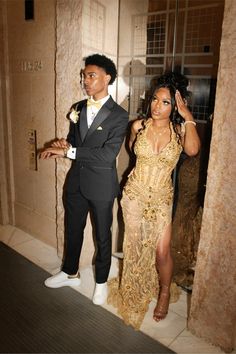 Couples Prom Pictures, Homecoming Poses, Prom Picture Poses, Prom Dress Inspo, Classy Prom, Prom Couples, Prom Inspiration, Gold Prom