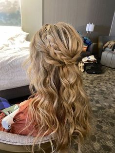 Half Up Half Down Ideas, Prom Hair Inspo, Half Pony Hairstyles, Hairstyles Unique, Pony Hairstyle, Half Pony, Hair Down Styles, Cute Prom Hairstyles