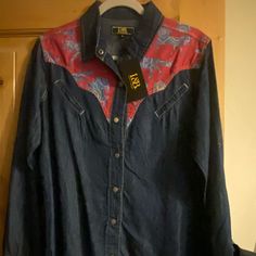 Lightweight Denim With Horse Motif Yoke Denim Blue Long Sleeve Top For Rodeo, Dark Wash Cotton Tops For Rodeo, Denim Blue Button-up Top For Rodeo, Denim Blue Tops For Rodeo, Dark Wash Tops For Fall Rodeo, Long Sleeve Denim Shirt For Rodeo, Denim Tops With Button Closure For Rodeo, Denim Blue Tops For Spring Rodeo, Denim Blue Tops For Rodeo In Spring