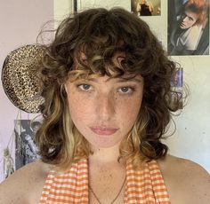 Short Hair Curly Styles For Women, Short Curly Brown Hair With Blonde Highlights, Curly Hair With Blonde Underneath, Curly Hair Blonde Underneath, Short Curly Haircuts Natural, Curly Fringe Bangs, Curly Roots, Short Curly Shag