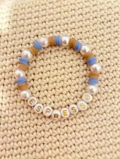 Short N Sweet Tour Bracelet Ideas, Sabrina Carpenter Clay Bead Bracelet, Short N Sweet Bracelet Ideas, Sabrina Carpenter Bracelet Ideas, Sabrina Carpenter Bracelets, Carpenter Outfits, Bracelets Clay, Sabrina Carpenter Outfits, Inspo Art