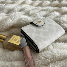 White Coach Wallet With Gold Zipper Out Of Stock As Of Right Now! Original Price $160 Brand New #Coach #Coachwallet #Coachcardholder #Coachbag Cardholder Wallet Coach, White Coach Wallet, Coach Wallet Aesthetic, Coach Wallets For Women, Wallets Coach, Coach Wallets, Xoxo Jewelry, Fav Color, Workout For Flat Stomach