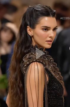 Kendle Jenner Hair, Kendall Jenner Met Gala Makeup, Peinado Kendall Jenner, Red Carpet Hair Down, Celebrity Wedding Hairstyles, Kendall Jenner Hairstyle, Kendall Jenner Half Up Half Down, Kendal Hair, Kim Wedding Hair