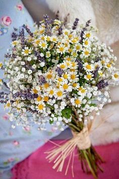 a bouquet of daisies and baby's breath