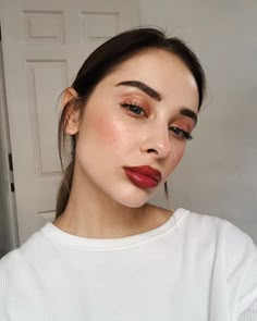 Red Eye Makeup, Smokey Eyeliner, Maybelline Superstay, Make Up Inspiration, Red Lip Makeup, Beauty Make-up, Gorgeous Skin, Winged Liner, Contour Makeup