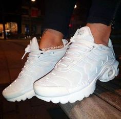 Clean White Tennis Shoes, Clean White Sneakers, How To Clean White Sneakers, White Gym Shoes, White Tennis Shoes Outfit, Tennis Shoe Outfits Summer, Shoes Sneakers White, Tennis Shoes Outfit, White Tennis Shoes