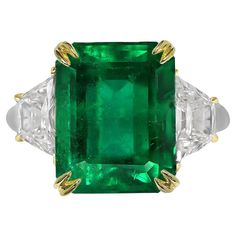 An exquisite minor oil emerald of important dimensions 7 carat Emerald Statement Ring, Colombian Emerald Ring, Triangle Diamond, Platinum Diamond Rings, Emerald Diamond Ring, Colombian Emeralds, Green Jewelry, Diamond Cocktail Rings, Emerald Engagement