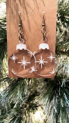 Shrinky Dink Earrings, Ornament Earrings, Snow Ball, Laser Engraved Ideas, Polymer Clay Jewelry Tutorials, Laser Cut Jewelry, Acrylic Jewelry, Christmas Projects Diy