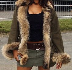 Long Leg Outfits, Fur Lined Jacket Outfit, Chique Outfit, Cooler Style, Berlin Fashion, Baggy Pants, Skirt Outfit, Mode Inspo, Looks Chic