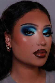 Crazy Eyeshadow, Eyeshadow Inspiration, Blue Eyeshadow Makeup, Blue Products, Blue Eyeshadow Looks, Blue Makeup Looks, Vibrant Makeup, Brown Girls Makeup, Smoky Eyeshadow