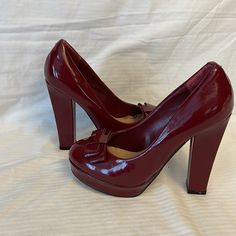 Pour La Victoire Pump Heels Size: 8 Color: Red Solid Round Toe With Bow Detail Sleek Patent Leather Upper Platform: 1" Heel High: 4" Pre-Owned , Store Displayed Item With Minor Peels High Heel Outfits, Dark Red Heels, Dark Red Dress, Y2k Heels, Red Items, Burgundy Heels, Heels Red, Pump Heels, Round Toe Pumps