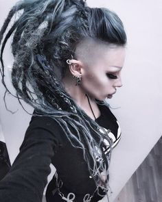 Weave Dreads, Cyberpunk Hairstyles, Dreads With Undercut, Synthetic Dreads Hairstyles, Weird Haircuts, Colored Dreads, Rock Hairstyles, Dramatic Hair, Wool Dreads