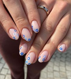 Short Acrylic Nails For Vacation, Simple Short Manicure Designs, Blue Nail Flower Designs, Beach Nail Designs Short Nails, Blue Flowers Nails Design, Acrylic Nail Designs With Flowers, Nail Inspiration Flower, Blue Nail Flower, Short Gel Nails Beach