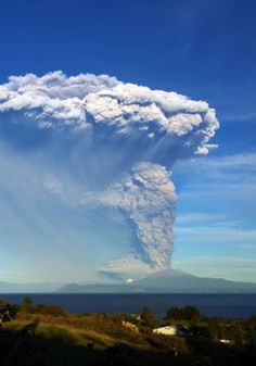 a very large cloud that is in the sky