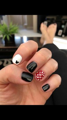 Cute Short Gel Nails Disney, Minnie Nails Simple, Disney Easy Nails, Disney Nail Colors, Easy Minnie Mouse Nails, Disney Nails Sns, Easy Diy Disney Nails, Disney Gel Manicure, Plain Disney Nails