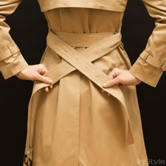 Ways To Wear Trench Coat, How To Tie Trench Coat Belt Back, How To Style A Trench Coat Casual, How To Tie A Trench Coat Belt, Women Trench Coat Outfits, Styling A Trench Coat, Winter Trench Coat Outfit, Burberry Trench Coat Outfit