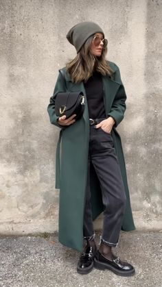 Dark Green Fall Outfits, Winter Outfits For Work Offices, Outfits Invierno Frio, Dark Green Outfit Ideas, Dark Green Blazer Outfit, Green Coat Outfit, Worst Outfits, Feminine Casual, All Black Fashion