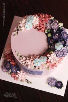 there is a cake decorated with flowers on the table