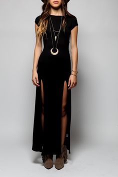 love the slits in the long black dress - great for wearing tall boots. (also like the half-moon necklace.) Svarta Outfits, Stile Boho Chic, Boho Styl, Fest Outfits, Witchy Fashion, Kleidung Diy