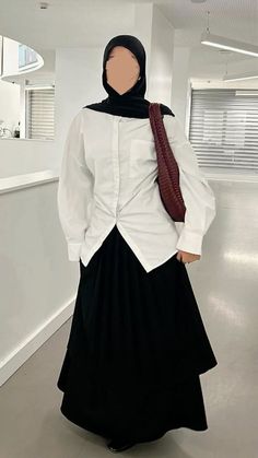 Black Skirt Hijab Outfit, Black Skirt Outfit Hijab, Aesthetic Hijabi Outfits, Shirt With Skirt, Modest Streetwear, Hijab Trend, Hijab Fits, Modest Shirt