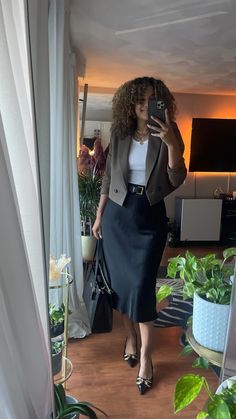 Engineering Work Outfits Women, Work Modest Outfit, Romantic Work Outfit, Casual Classy Work Outfits, Professional Outfits Women Skirt, Girly Work Outfits, Skirt Work Outfits Women, Saturday Fits, How To Style Skirts