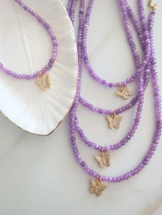 ✨A beautiful purple jade bead necklace with a beautiful handmade zirconia stone inlaid butterfly pendant 🤚 🤩✨ measuring 14 inches and a beautiful 2-inch extender.  ✨The pale purple or lavender jade, as its color indicates, is spring growth, fecundity and subtlety. Especially recommended for people who aspire to calm and inner self-improvement. We love natural stones and all the energies they can transmit. ✨ What does your purchase include?  You will receive nice cards, discounts, a small gift Purple Choker Necklace, Pulseras Aesthetic, Purple Choker, Colorful Choker, Butterfly Choker, Purple Bead Necklace, Flower Girl Necklace, Czech Glass Necklace, Jade Bead Necklace