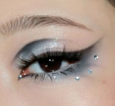 Cloudy Makeup Look, Eye Shadow With Gems, Frost Makeup Look, Snowy Makeup Look, Cute Party Makeup, Smokey Eye With Rhinestones, Cool Eye Makeup Looks, Eye Makeup With Pearls, Fancy Makeup Looks