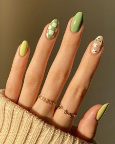 Simple Spring Nails, Green Nail Designs, Nail Art For Beginners, Colorful Nails, Her Nails, Spring Nail Art, Trendy Nail Design, Cute Nail Art