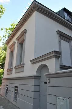 the corner of a building with an arched window