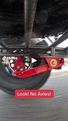 the front wheel of a motorcycle is shown with red brake pads and an arrow on it that says, look no axles