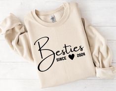 Bestie Sweatshirt - Perfect gift for your best friend! Our bestie sweatshirt is the ideal gift for your best friend! Made from high-quality cotton, it is incredibly soft and comfortable to wear. The stylish design and the lovely details make this sweatshirt a must-have in every friendship wardrobe. Whether for cozy evenings at home or for adventures together - with this sweatshirt you can show your connection in a fashionable way. Make your best friend happy and show her how special she is to yo Matching Best Friend Outfits, Bestie Sweatshirts, Bff Birthday Gifts, Bff Birthday Gift, Friends Sweatshirt, Best Friend Outfits, Bestie Gifts, Friend Outfits, Gift For Girlfriend