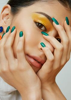 Dark, intense, shimmering green nail colour by Wah Nails Nail Portrait, Nails Photoshoot, Rosa Make-up, Nails Model, Beauty Fotografie, Nails Photo, Fall Nail Trends, Model Nails, Green Nail