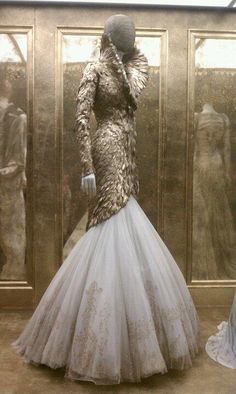 Mcqueen 3, Beauty Exhibition, Alexander Mcqueen Savage Beauty, Fashion Museum, Feather Coat, Savage Beauty, Couture Mode, Armani Prive, Ermanno Scervino