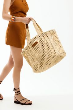 Handmade Knitted Shoulder Tote Bag. This shopper bag is also ornamented with genuine brown leather. #handbags #raffia #crochet #fashion #outfitideas Raffia Beach Bag, Boho Style Bag, Raffia Crochet, Boho Knit, Knit Bag, Rope Bag, Raffia Bag, Boho Bag, Canvas Shoulder Bag