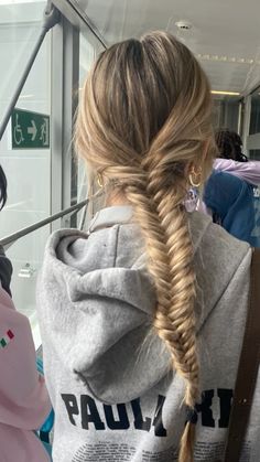 Blonde Girl Hairstyles, German Hairstyle Woman, Hair Styles Protective Hairstyles, French Vs Dutch Braid, Cute Low Hairstyles, Ski Hairstyles Helmet Long Hair, Hairstyles For Highschool, Cute Easy Hairstyles For Thick Hair, School Photo Hair