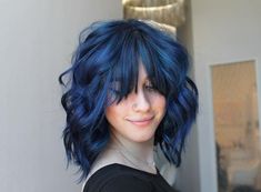 Vivid Blue Hair, Dark Blue Hair Color Ideas, Dark Blue Hair Color, Blue Hair Color Ideas, Ombre Wavy Hair, Corte Shaggy, Color Block Hair, Blue Hair Color, Best Short Hairstyles