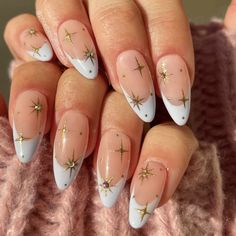 Demure Christmas Nails, Celestial Star Nails, Almond Nails Designs Holiday, Star Nails Christmas, Round Holiday Nails, White Nails With Gold Stars, Christmas Star Nails Design, Star Christmas Nails, New Year Eve Nails Ideas